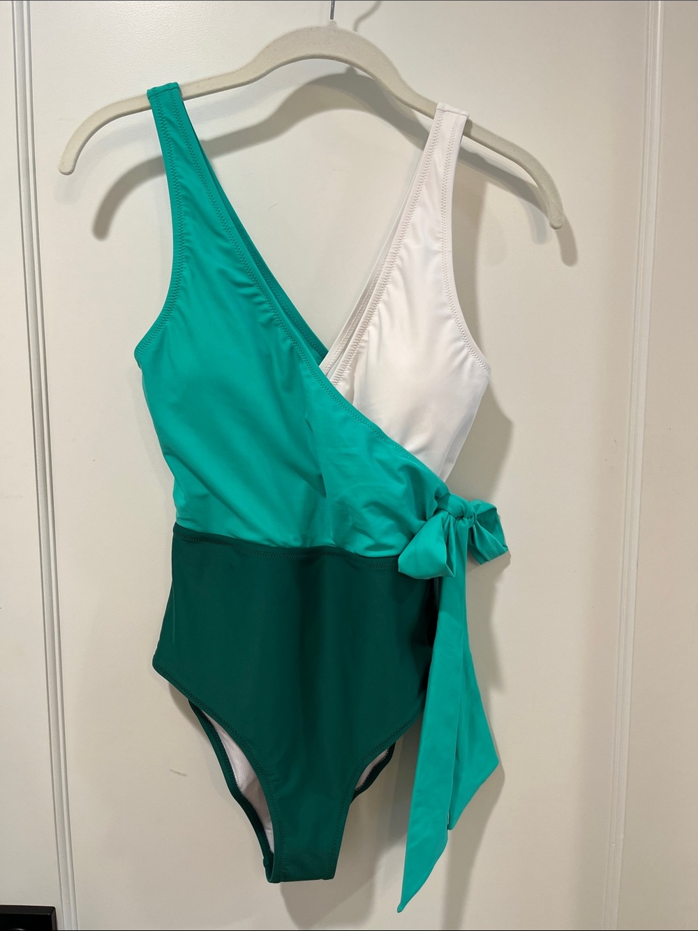 Womens Colorblock One-Piece Side Tie Swimsuit in Green & White NWT Sz S Cupshe